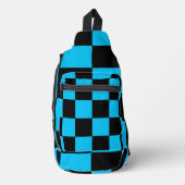 チェッカーボードのパターン（青と黒） スリングバッグ (正面)