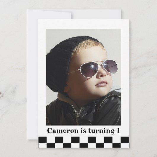 チェッカーボード写真ワンハッピードダデ1歳の誕生日 招待状 (裏面)