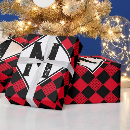 チェッカーボード赤と黒のバッファローのプレイドモノグラム ラッピングペーパー (クリスマス)