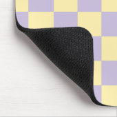 チェックと渦巻き – パステルイエローとパープル マウスパッド (コーナー)