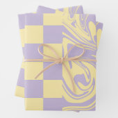 チェックと渦巻き – パステルイエローとパープル ラッピングペーパーシート (インサイチュ)