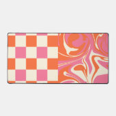 チェックと渦巻き – ピンク、オレンジ、クリーム デスクマット (正面)