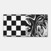 チェックと渦巻き – 白黒 デスクマット (正面)