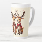 チェックのマフラーをつけたかわいいクリスマスのトナカイの3匹セット カフェラテマグ (右アングル)