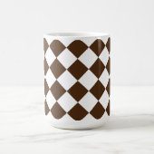 チェックの茶色と白のレトロ コーヒーマグカップ (中央)