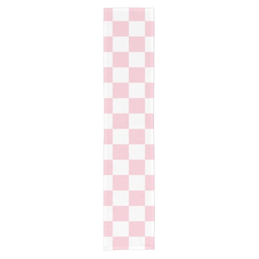 チェックベビーピンクと白のチェッカーボードパターン ショートテーブルランナー (正面)