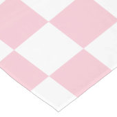 チェックベビーピンクと白のチェッカーボードパターン ショートテーブルランナー (コーナー)
