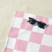チェックベビーピンクと白のチェッカーボードパターン ビーチタオル (インサイチュ)