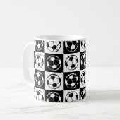 チェックボードサッカー/サッカーボールパターン コーヒーマグカップ (正面左)