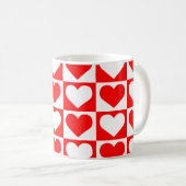 チェックボードハートパターン赤と白- コーヒーマグカップ (正面右)
