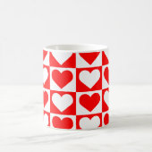 チェックボードハートパターン赤と白- コーヒーマグカップ (中央)
