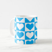 チェックボードハートパターン – スカイブルーとホワイト コーヒーマグカップ (正面左)
