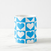 チェックボードハートパターン – スカイブルーとホワイト コーヒーマグカップ (中央)