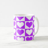 チェックボードハートパターン – 紫と白 コーヒーマグカップ (正面右)