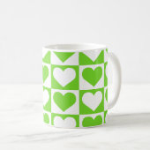チェックボードハートパターン – 緑と白 コーヒーマグカップ (正面右)