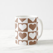 チェックボードハートパターン – 茶と白 コーヒーマグカップ (正面右)