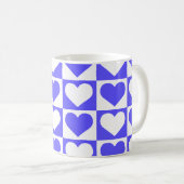 チェックボードハートパターン – 青と白 コーヒーマグカップ (正面右)