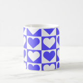 チェックボードハートパターン – 青と白 コーヒーマグカップ (中央)