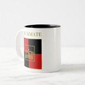 チェックメイトのチェスのゲームプレーヤー赤い黒の金ゴールド ツートーンマグカップ (正面左)