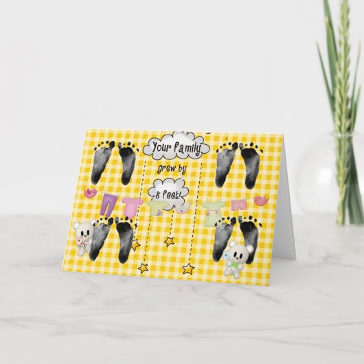 チェック柄の背景に赤ちゃんの足跡 カード (正面)