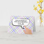 チェック柄の背景の吹き出しで「古い」と識別する カード (黄色い花)