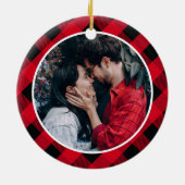 チェック柄の赤いMr & Mrsの最初のクリスマス セラミックオーナメント (裏面)