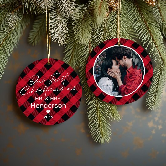 チェック柄の赤いMr & Mrsの最初のクリスマス セラミックオーナメント