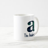 チェック柄プリントの小文字のイニシャル「a」と名前入り コーヒーマグカップ (正面右)