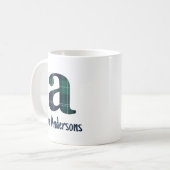 チェック柄プリントの小文字のイニシャル「a」と名前入り コーヒーマグカップ (正面左)