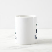 チェック柄プリントの小文字のイニシャル「a」と名前入り コーヒーマグカップ (中央)