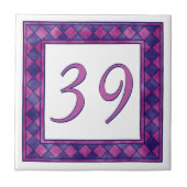 チェック模様のピンクおよび紫色の大きい屋家番号 タイル (正面)