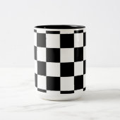 チェック模様の旗パターン大きい黒の競争 ツートーンマグカップ (中央)