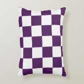 チェック模様の紫色および白い アクセントクッション (正面(垂直))