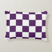 チェック模様の紫色および白い アクセントクッション (裏面)
