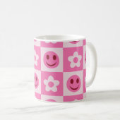 チェック模様の花と幸せそうな顔 ピンク コーヒーマグカップ (正面右)