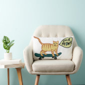 チェックMeowt Punny Skateboarding Tabby Cat ランバークッション (椅子)