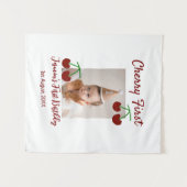 チェリーの初めての誕生日写真　子供　モダンな赤 タペストリー (正面(横))