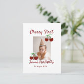 チェリーの初めての誕生日写真 子供 現代 赤 ポストカード (スタンド正面)
