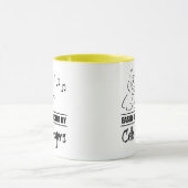 チェロ奏者に気さくされる好奇心の強い猫 マグカップ (中央)