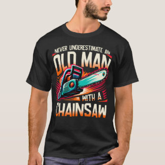 チェンソーを持った老人の力を侮るなかれ Tシャツ