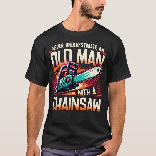 チェンソーを持った老人の力を侮るなかれ Tシャツ (正面)