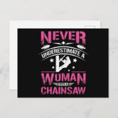 チェーンソーを持つ女性 ポストカード (正面/裏面)