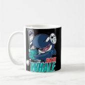 チェーンソーキラークジラの衣装おもしろいオルカハロウィーン コーヒーマグカップ (左)
