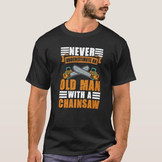 チェーンソーロを持つ老人を決して過小評価しない Tシャツ (正面)