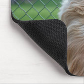 チェーンリンクフェンシングを通して見る犬 マウスパッド (コーナー)