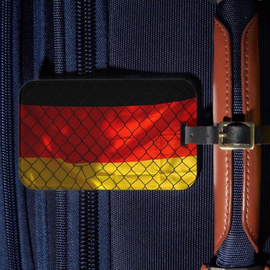 チェーンリンクフェンスの背後にあるドイツ国旗 ラゲッジタグ (正面インサイチュ4)