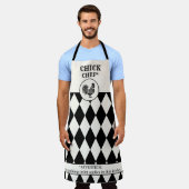 チキンおもしろいブラックとオフホワイト エプロン (着用した状態)