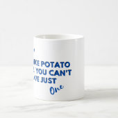 チキンおもしろい引用文：ニワトリとポテトチップブルー コーヒーマグカップ (中央)