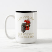 チキンおもしろい熱狂するレディ追加文字 ツートーンマグカップ (左)