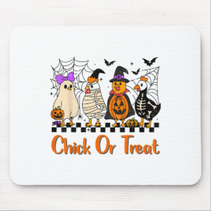チキンシックまたは楽しいハロウィーンのコスチュームを遠くまで扱う マウスパッド
